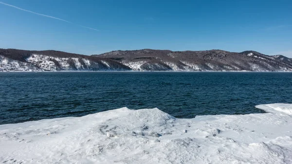 Незамерзающая Северная Река Зимой Берега Покрыты Снегом Льдом Вдалеке Заснеженные — стоковое фото