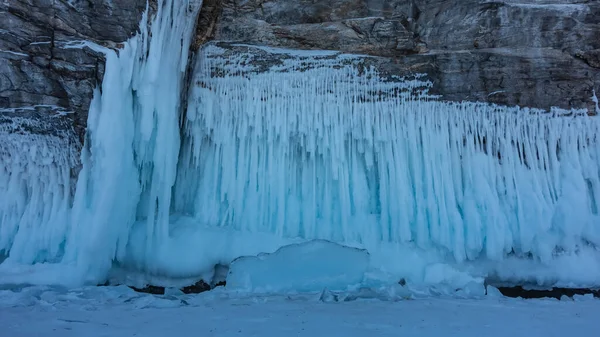 Base Rocha Granito Coberta Com Incríveis Icicles Como Frescuras Renda — Fotografia de Stock