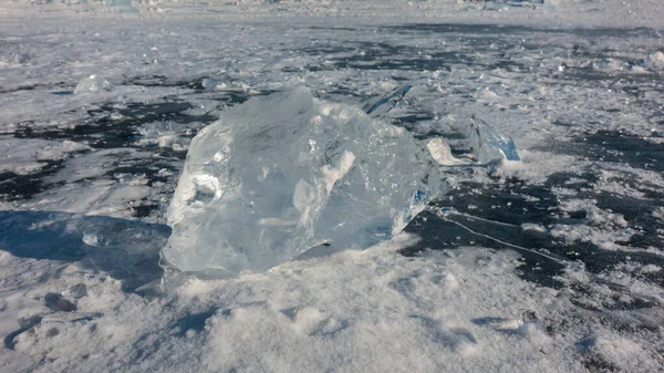 Простий Сяючий Уламок Льоду Сонце Світить Краях Тінь Поверхні Замерзлого — стокове фото