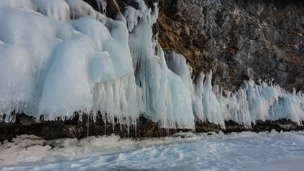 Der Granitfelsen Fuß Ist Mit Eisspritzern Bedeckt Eiszapfen Wie Spitzenschnörkel — Stockfoto