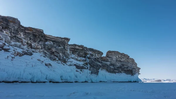 Une Île Rocheuse Granit Dépourvue Végétation Élève Dessus Lac Gelé — Photo