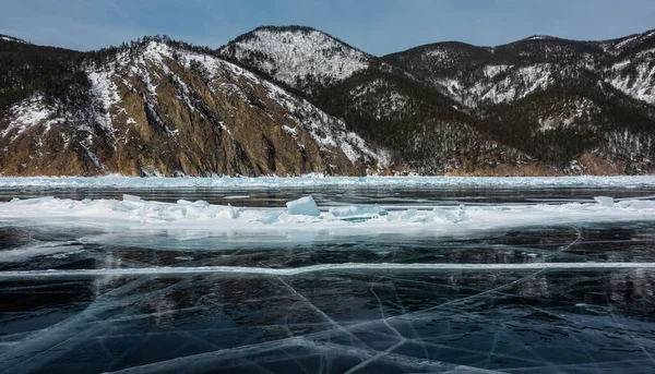 Rachaduras Blocos Hummocks São Visíveis Gelo Lago Congelado Montanhas Costeiras — Fotografia de Stock
