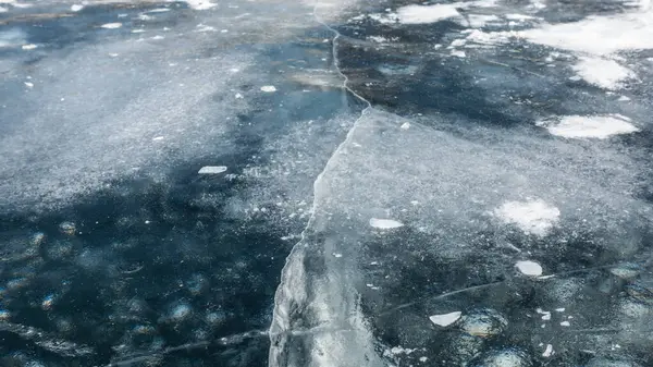 Ledový Povrch Detailní Záběr Detaily Trhliny Jsou Vidět Zamrzlém Jezeře — Stock fotografie