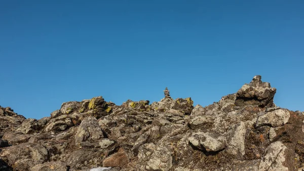 Фрагмент Живописной Гранитной Скалы Фоне Голубого Неба Трещины Между Валунами — стоковое фото