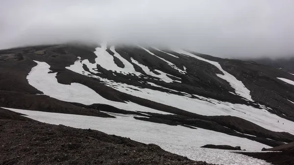 Dağın Yamacında Bitkilerden Yoksun Tuhaf Eritilmiş Kar Parçaları Var Zirve — Stok fotoğraf
