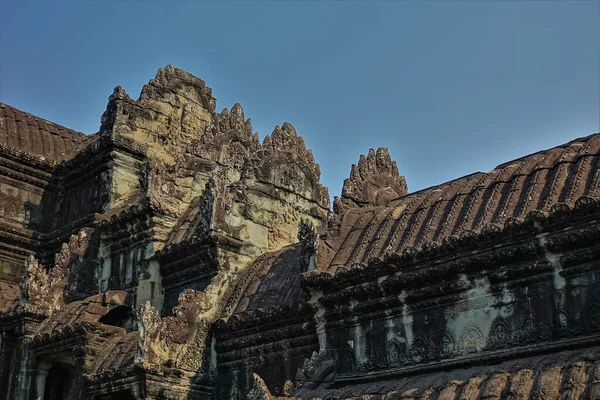 Fragment Starożytnej Świątyni Słynnym Angkor Przeciwko Błękitnemu Niebu Pogodny Dach — Zdjęcie stockowe