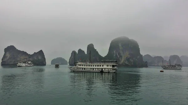 Los Barcos Turísticos Navegan Través Las Tranquilas Aguas Bahía Halong —  Fotos de Stock