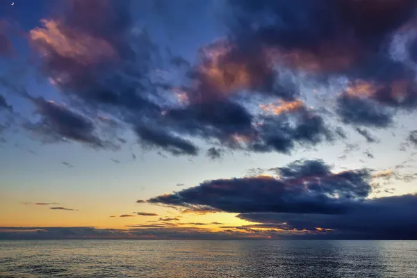 Colorido Atardecer Sobre Mar Hay Nubes Púrpura Rosa Cielo Azul — Foto de Stock