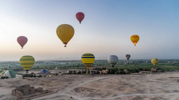 Des Ballons Colorés Élèvent Dans Ciel Matin Dessus Louxor Dessous — Photo