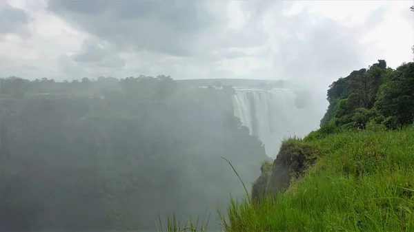 Kloof Verborgen Mist Victoria Falls Stromen Naar Beneden Vanaf Rand — Stockfoto