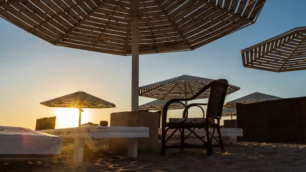 Manhã Praia Areia Raios Sol Nascente Iluminam Espreguiçadeiras Cadeiras Vazias — Fotografia de Stock