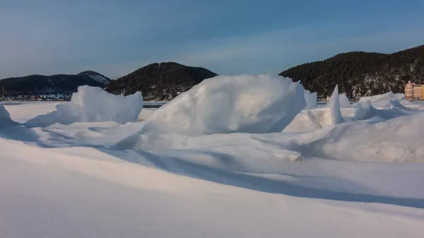 Замерзлому Озері Снігопад Утворює Химерні Фігури Далечині Тлі Синього Неба — стокове фото