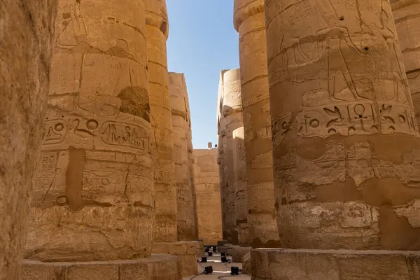 Colonata Antigo Templo Egípcio Hórus Luxor Hieróglifos São Visíveis Nas — Fotografia de Stock