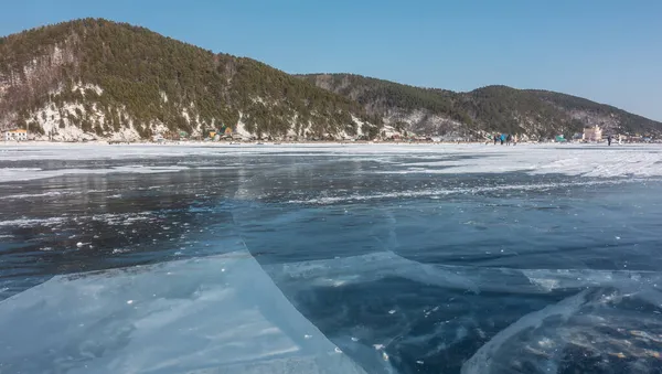 Rachaduras São Visíveis Gelo Liso Transparente Lago Congelado Pouco Neve — Fotografia de Stock
