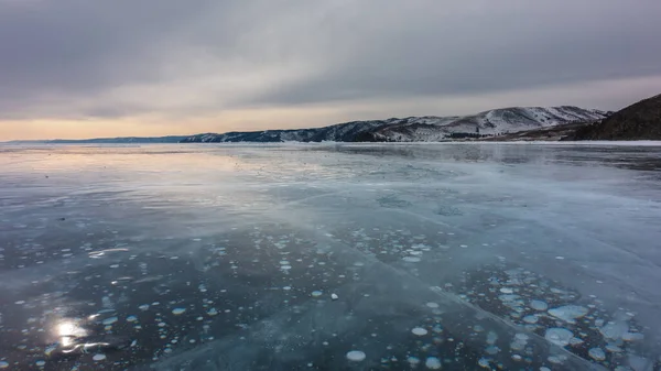 Sunset Frozen Lake Cracks Methane Bubbles Visible Smooth Shiny Ice — Stock Photo, Image