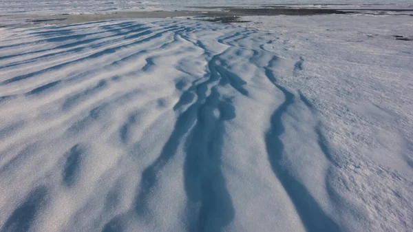 Sneeuwduinen Het Oppervlak Van Een Bevroren Meer Een Patroon Van — Stockfoto