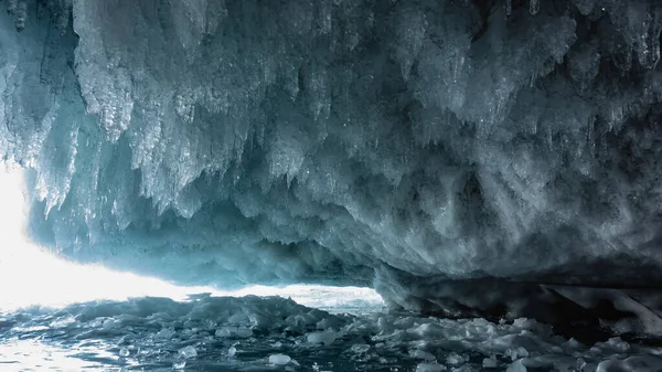 밑부분에는 레이스 줄처럼 종유석이 매달려 청록색 색조의 얼음이다 바이칼호 — 스톡 사진