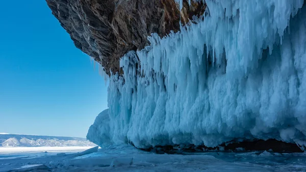 Fileiras Icicles Bizarros Pendem Base Rocha Granito Fragmentos Gelo Estão — Fotografia de Stock