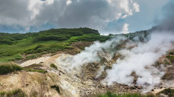 Vallei Van Warmwaterbronnen Zijn Zwavelafzettingen Zichtbaar Bodem Rook Stoom Stijgen — Stockfoto