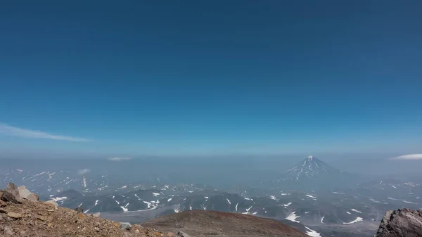 Dağın Tepesinden Kamçatka Vadisi Bak Aşağıda Karla Kaplı Yamaçları Güzel — Stok fotoğraf