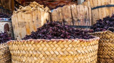 Karkade çayı büyük hasır sepetlerde yığılır. Yakın plan. Aswan 'daki pazar. Mısır