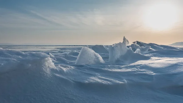 Dziwne Zaspy Śnieżne Kry Lodowe Zamarzniętym Jeziorze Światło Cienie Powierzchni — Zdjęcie stockowe