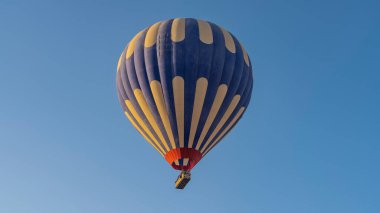 Açık mavi bir arka planda parlak renkli bir balon. Yakın plan. Uzayı kopyala Mısır