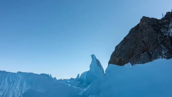 Ein Block Aus Blauem Eis Liegt Auf Einem Zugefrorenen See — Stockfoto