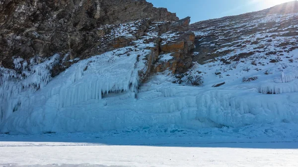 Roccia Granitica Priva Vegetazione Ricoperta Neve Sono Delle Crepe Sulle — Foto Stock