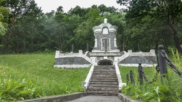 Eski Gri Beyaz Şapel Tepedeki Bir Parkta Duruyor Mandallı Kapılar — Stok fotoğraf