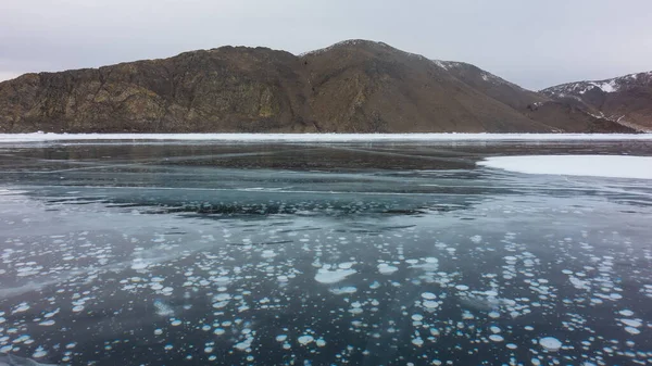 Rachaduras Bolhas Gás Metano Congelado São Visíveis Gelo Liso Lago — Fotografia de Stock