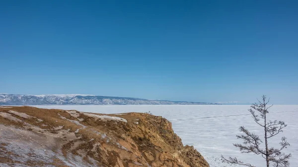 Faixas Pneus São Visíveis Lago Congelado Coberto Neve Chão Nos — Fotografia de Stock