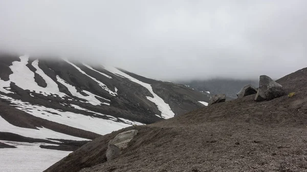 Pedregulhos Jazem Solo Vulcânico Rochoso Áreas Neve Derretida Nas Encostas — Fotografia de Stock