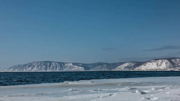 Koyu Mavi Buzsuz Nehirde Dalgalar Var Kıyıda Kar Buz Gökyüzüne — Stok fotoğraf