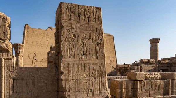 Ruínas Antigo Templo Egípcio Hórus Edfu Figuras Pessoas Hieróglifos São — Fotografia de Stock