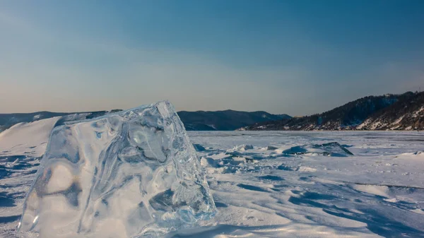 Grande Bloco Gelo Transparente Fica Verticalmente Lago Congelado Coberto Neve — Fotografia de Stock