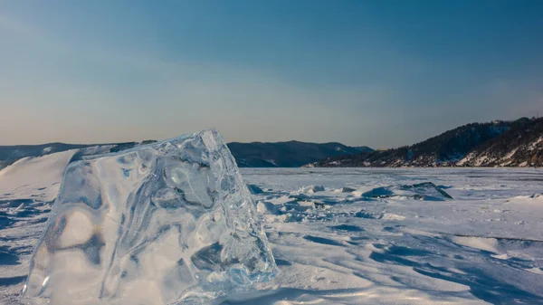 Large Transparent Ice Floe Stands Vertically Frozen Snow Covered Lake — 图库照片