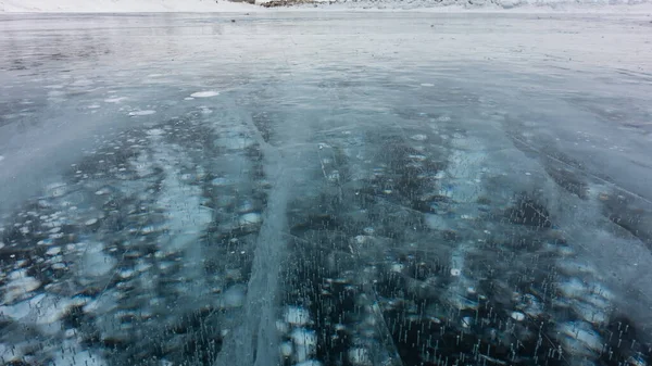 凍った湖の透明なターコイズブルーの氷 接近中だ フルスクリーン 亀裂を交差させると メタンガスの泡が見える バイカル — ストック写真