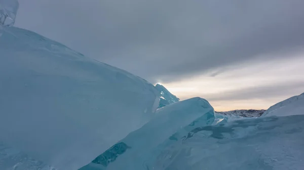 얼어붙은 얼음덩어리가 부스럼을 칩니다 클로즈업 청록색 부빙의 가장자리에는 태양의 구름낀 — 스톡 사진