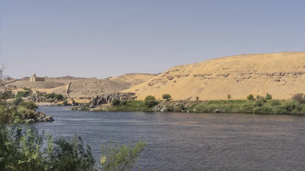 Blue Nile Flows Calmly Banks Green Vegetation Picturesque Boulders Sand — Stock Photo, Image