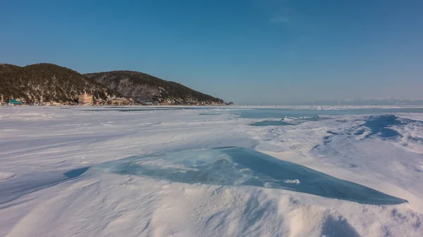 Ice Snow Lie Surface Frozen Lake City Houses Visible Shore — Fotografia de Stock