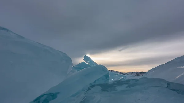 청록색 얼음덩어리가 구름낀 하늘을 배경으로 빙붕을 자리를 비추고 클로즈업 바이칼호 — 스톡 사진