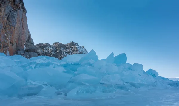 Block Blue Ice Hummocks Foot Cliff Frozen Lake Tiny Silhouettes — Stockfoto