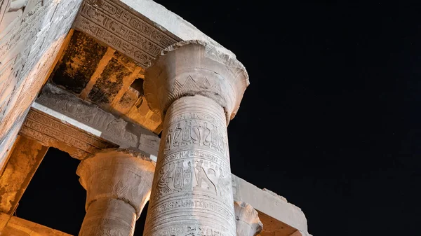 古埃及的圆柱映衬着漆黑的夜空和星星 象形文字是可见的 Kom Ombo寺 — 图库照片