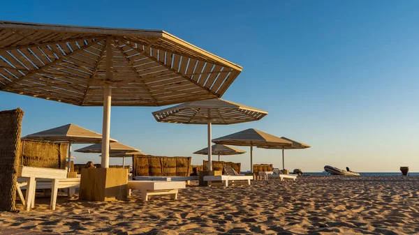 Sunny Morning Egyptian Beach Lattice Umbrellas Sun Blue Sky Empty — Fotografia de Stock