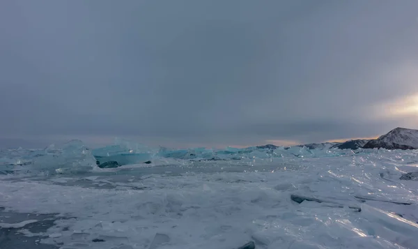 Turquoise Ice Hummocks Scattered Disorder Surface Frozen Lake Glare Setting — Φωτογραφία Αρχείου