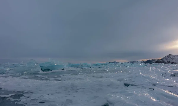 Turquoise Ice Hummocks Scattered Disorder Surface Frozen Lake Glare Setting — ストック写真