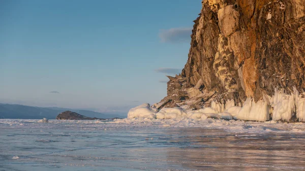 Granite Rock Steep Slopes Rises Frozen Lake Thick Layer Icicles — 图库照片