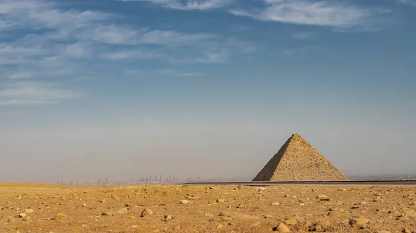 Ancient Egyptian Pyramid Mykerin Background Blue Sky Silhouettes Modern High — Fotografia de Stock