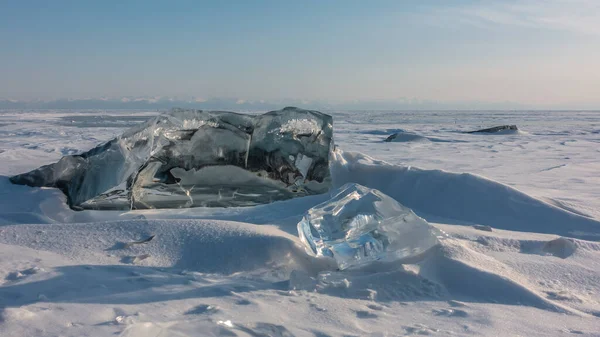 Shiny Transparent Ice Floes Fragments Lie Frozen Snow Covered Lake — стоковое фото